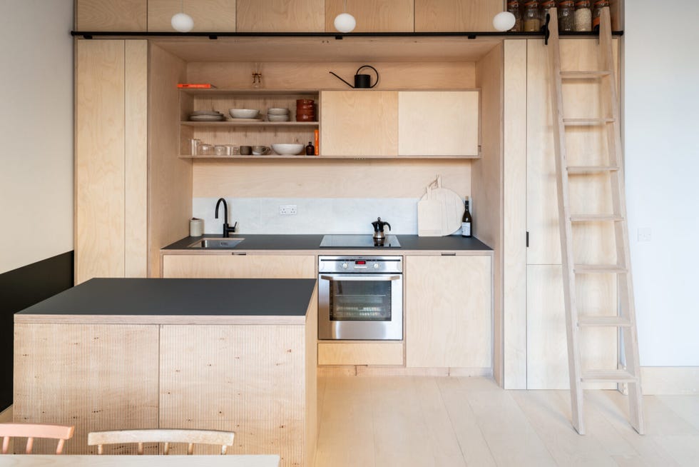 cocina con isla de madera contrachapada