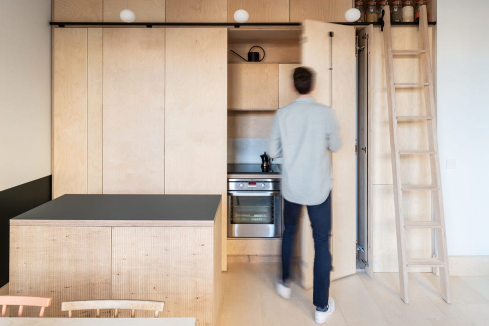 cocina con isla de madera contrachapada