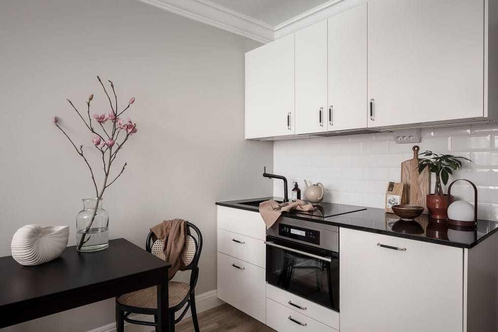 cocina blanca abierta de estilo nórdico