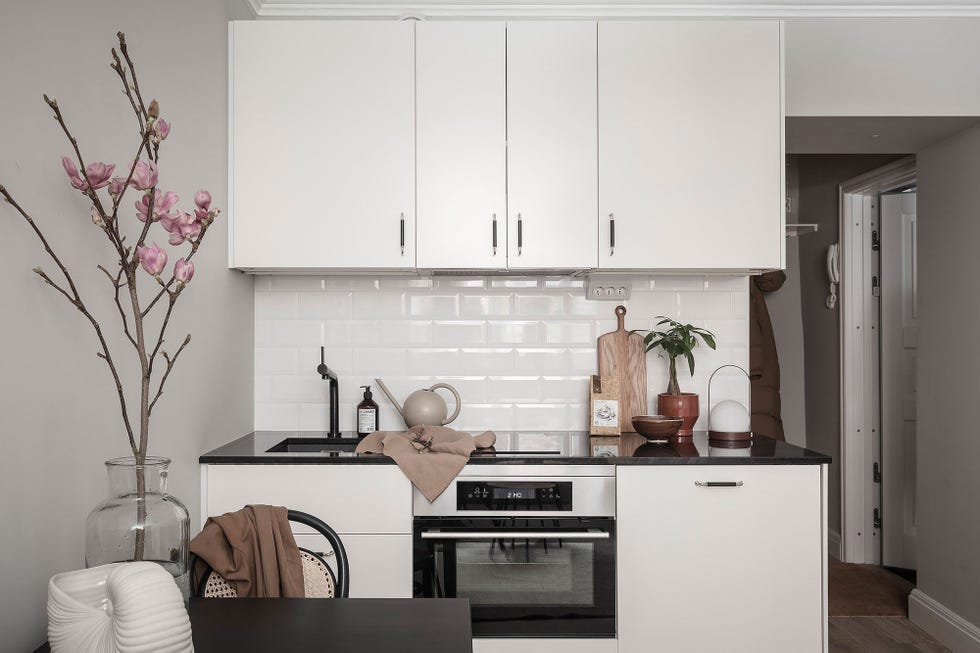 cocina blanca abierta de estilo nórdico