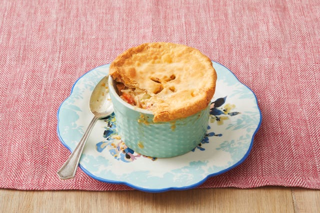 https://hips.hearstapps.com/hmg-prod/images/mini-cajun-chicken-pot-pies-1589309710.jpg?crop=0.5333333333333333xw:1xh;center,top&resize=640:*