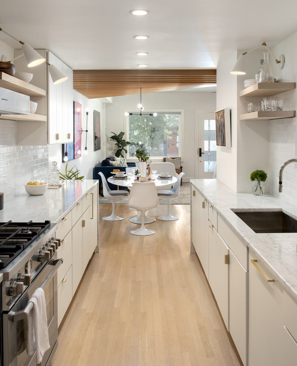 cocina abierta con office diseñada en blanco
