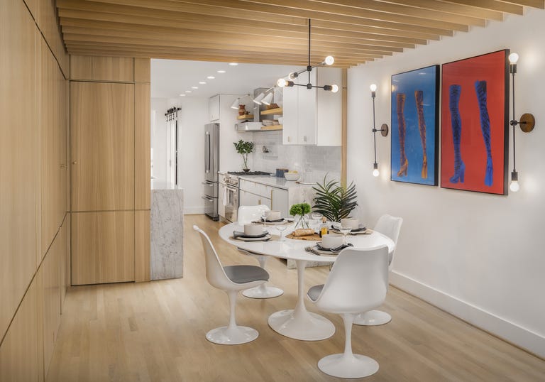 cocina con office de diseño moderno en color blanco con presencia de mármol y madera minicasa