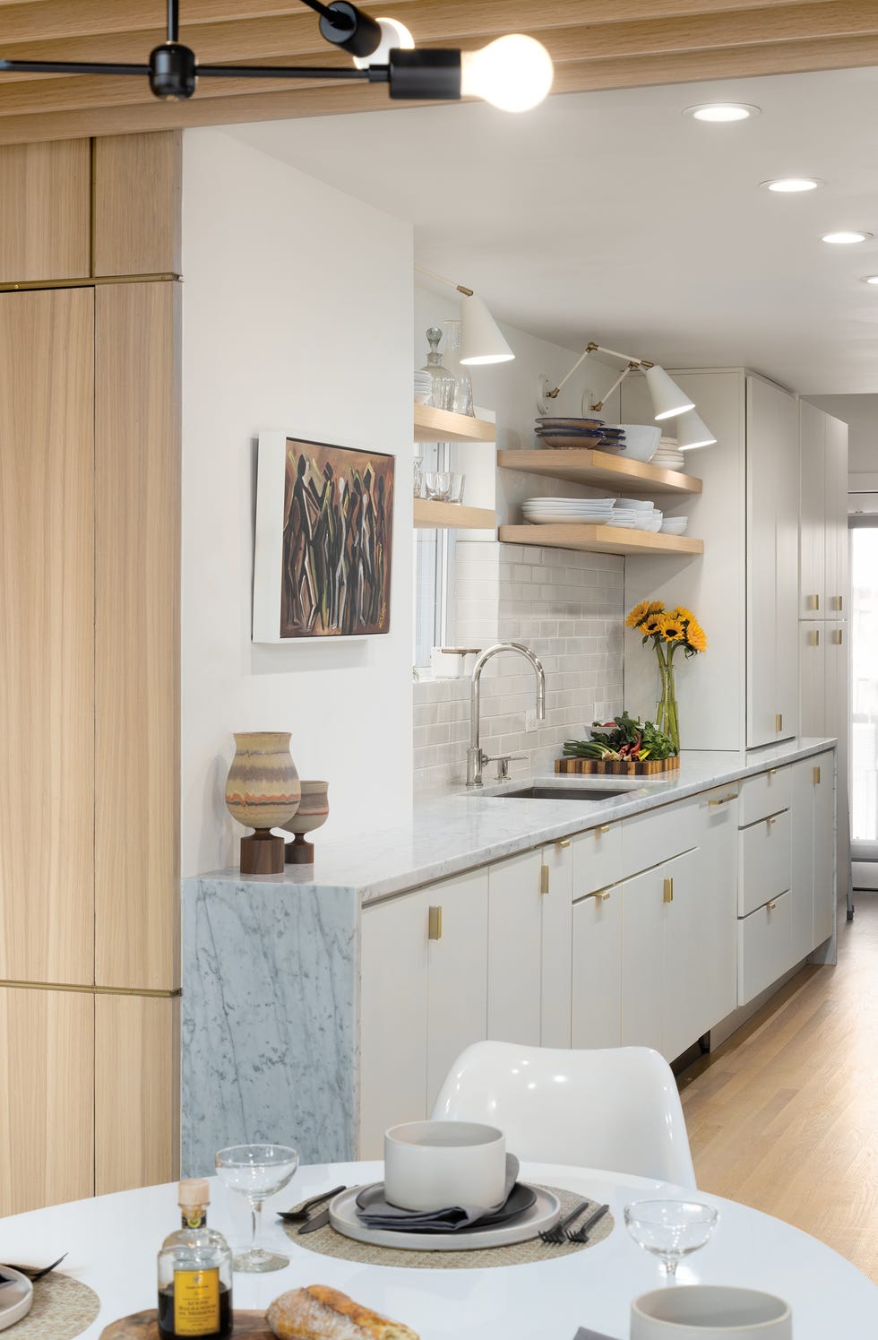 cocina abierta con office diseñada en blanco
