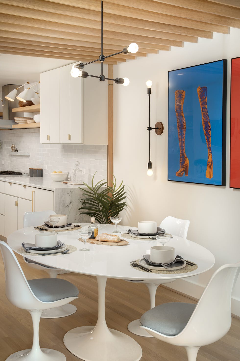 cocina abierta con office diseñada en blanco
