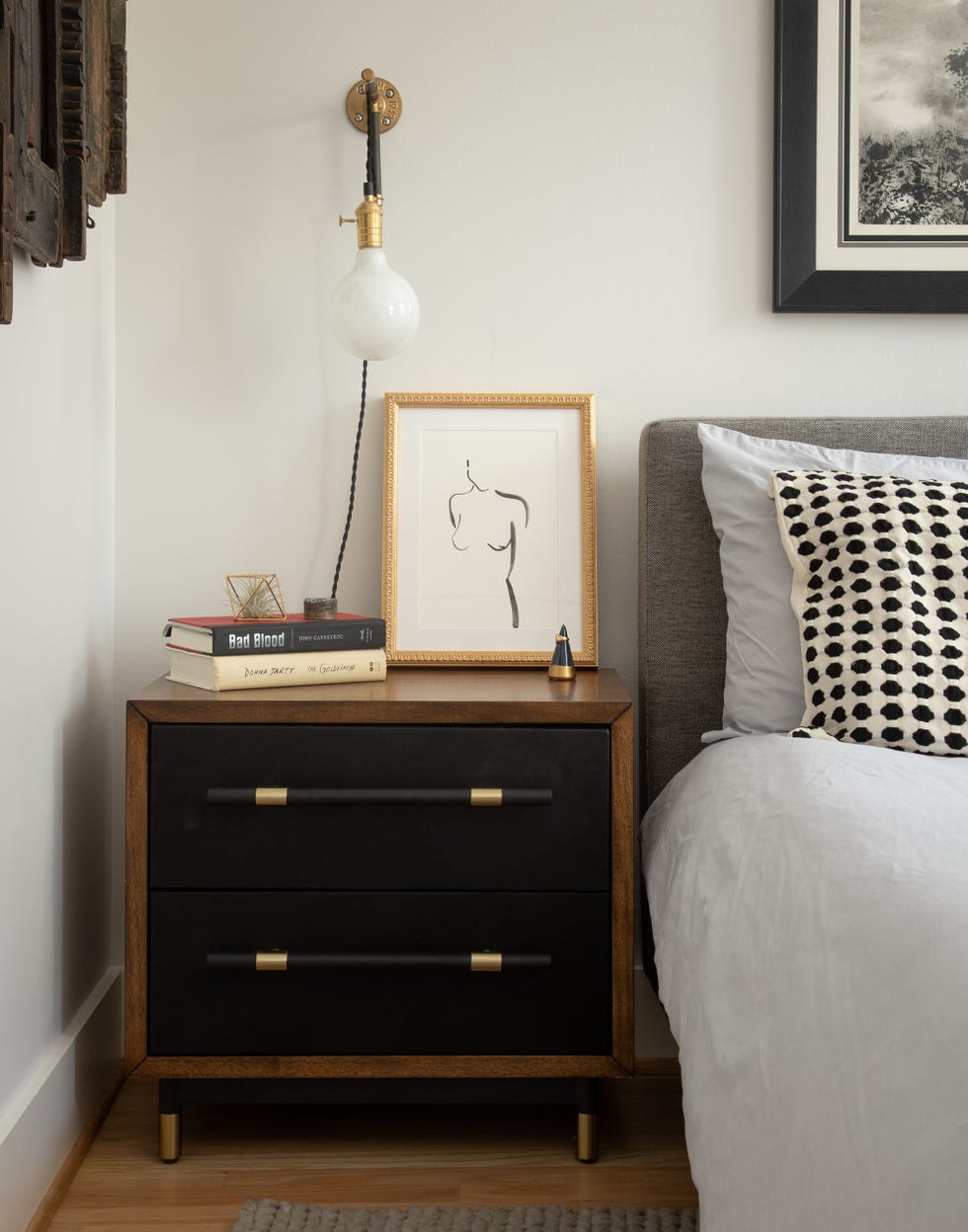 dormitorio con mesita de noche y aplique de diseño mid century