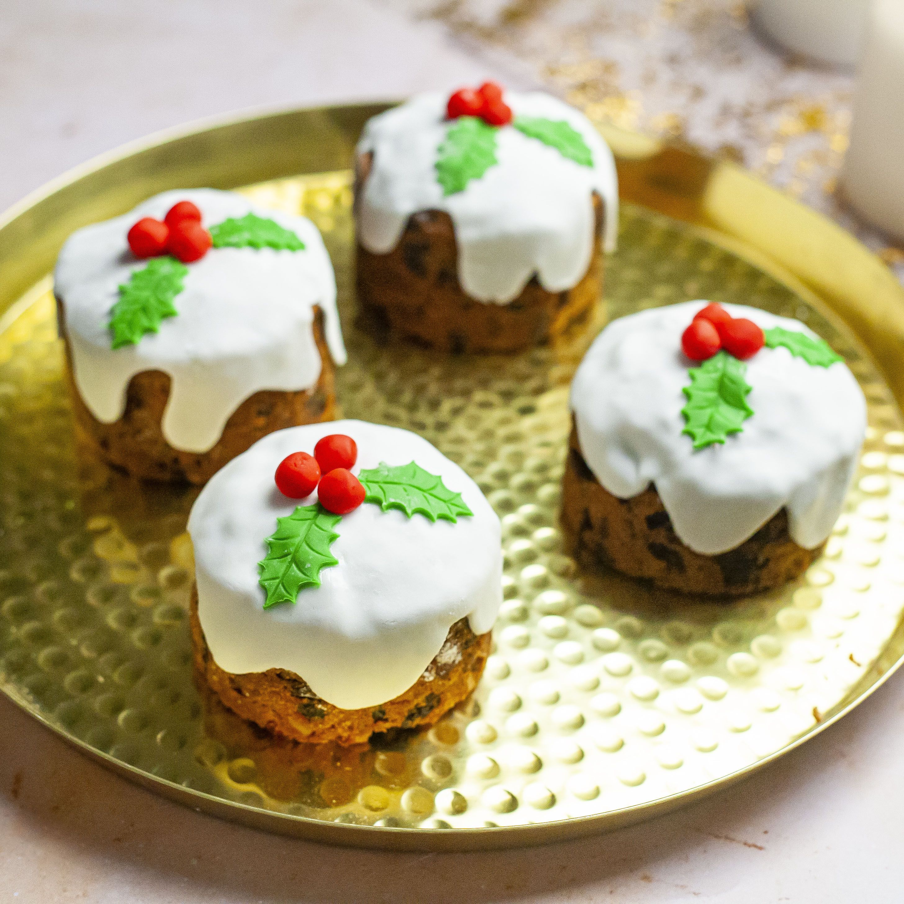 https://hips.hearstapps.com/hmg-prod/images/mini-christmas-pudding-cakes-1665156253.jpg