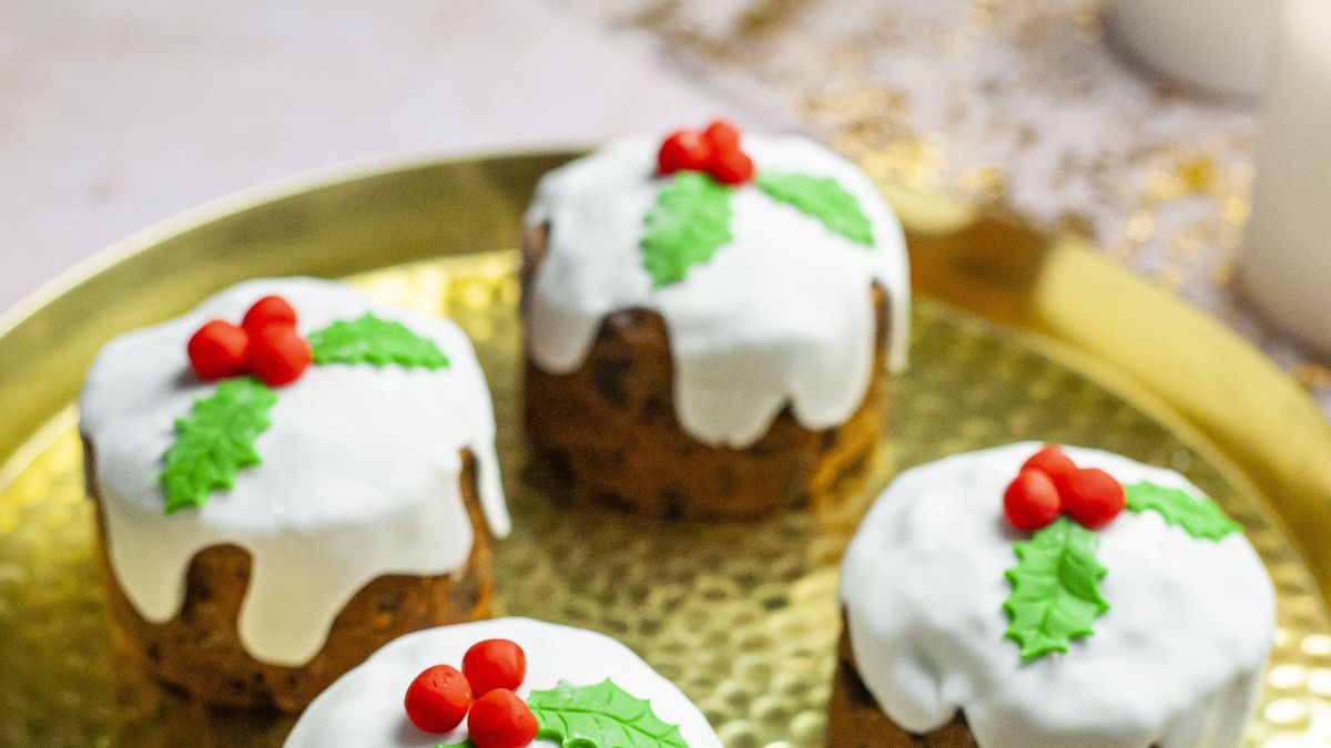 preview for Mini Christmas Pudding Cakes