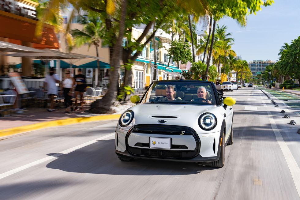 ポール・スミスとMINIがコラボイベントを開催｜車づくりの「持続可能性