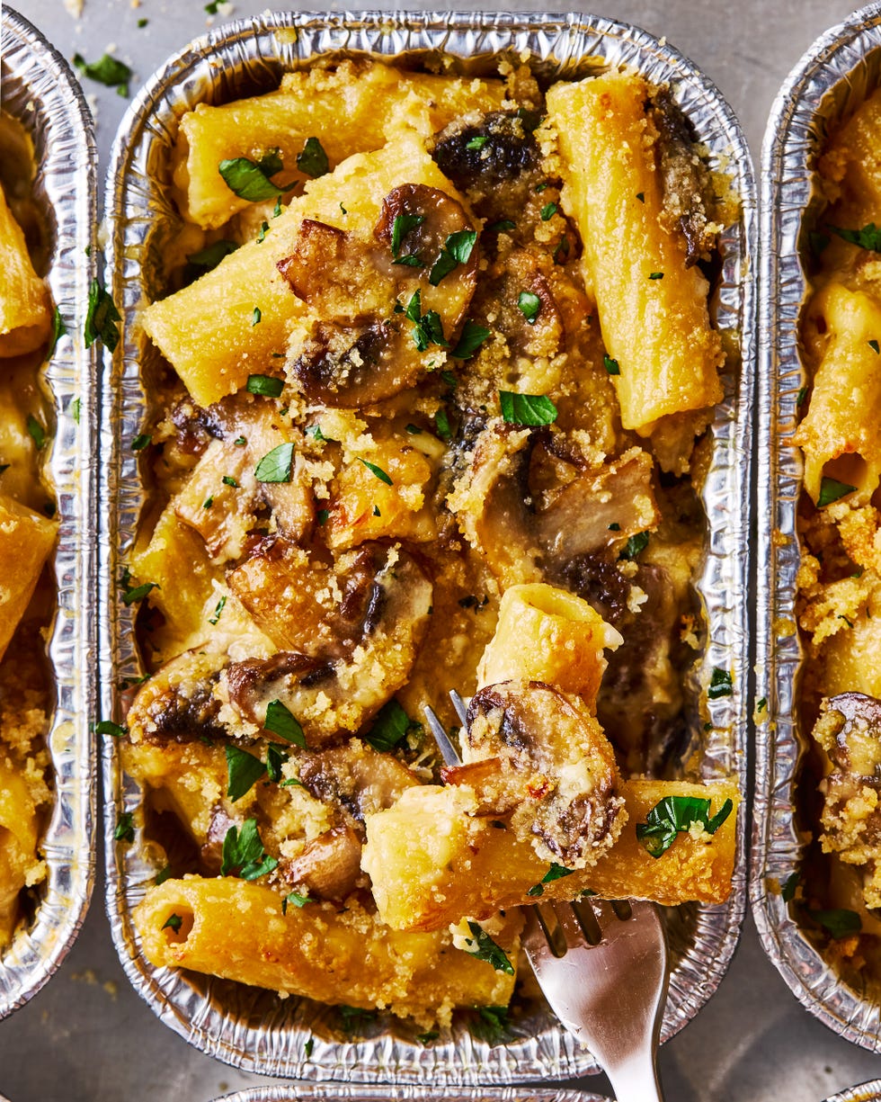 mini mushroom pasta bakes with button mushrooms, smoked gouda, cream, and breadcrumb