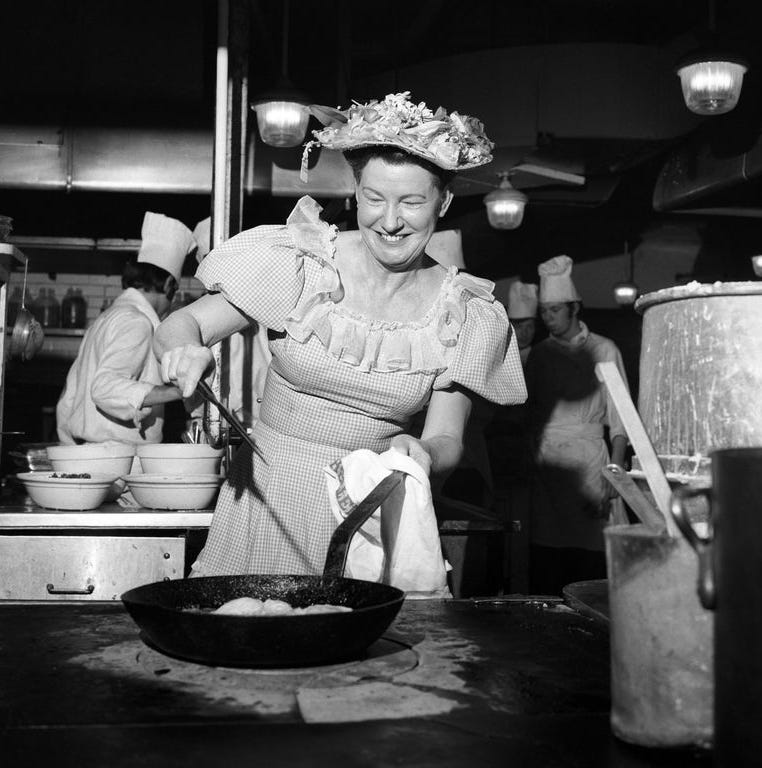 Minnie Pearl from America who is both a cabaret star and a successful boss of 100 fried chicken restaurants, but today s Minnie Pearl from America who is both a cabaret star and a successful boss of 100 fried chicken restaurants, but today s