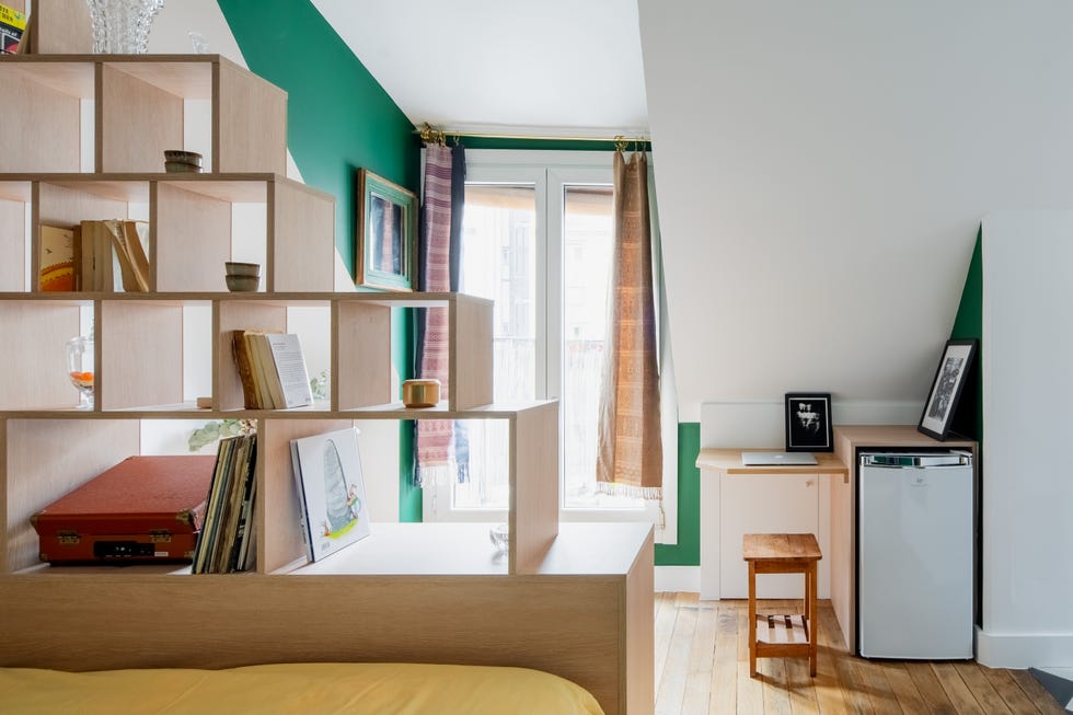Nevera y pequeño escritorio construido con una balda de madera