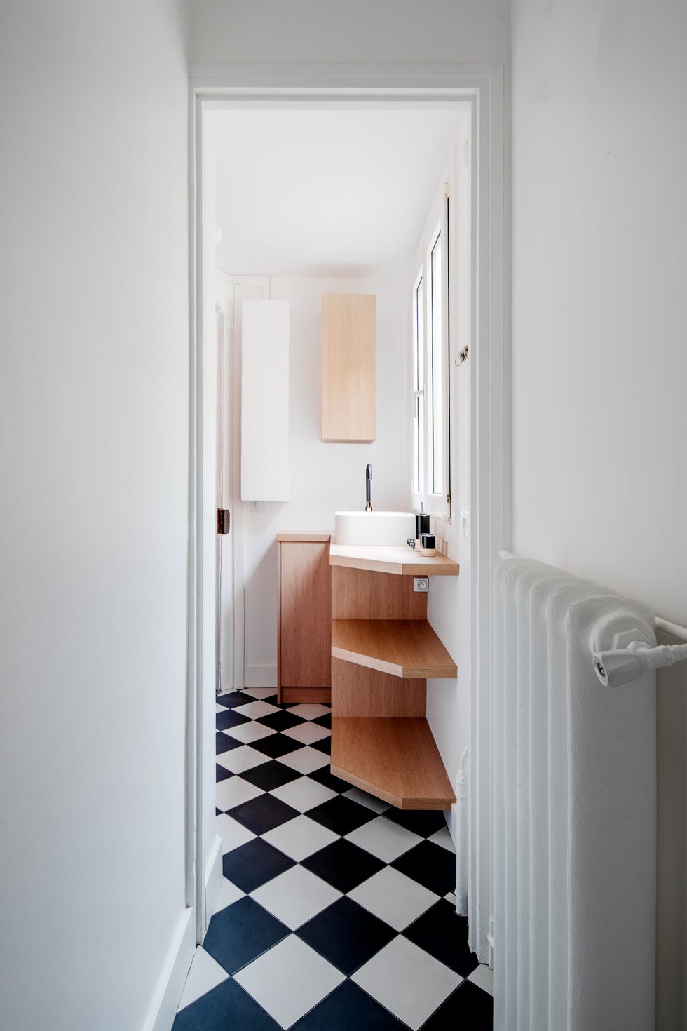 Mini cocina con baldas de madera y suelo con azulejos