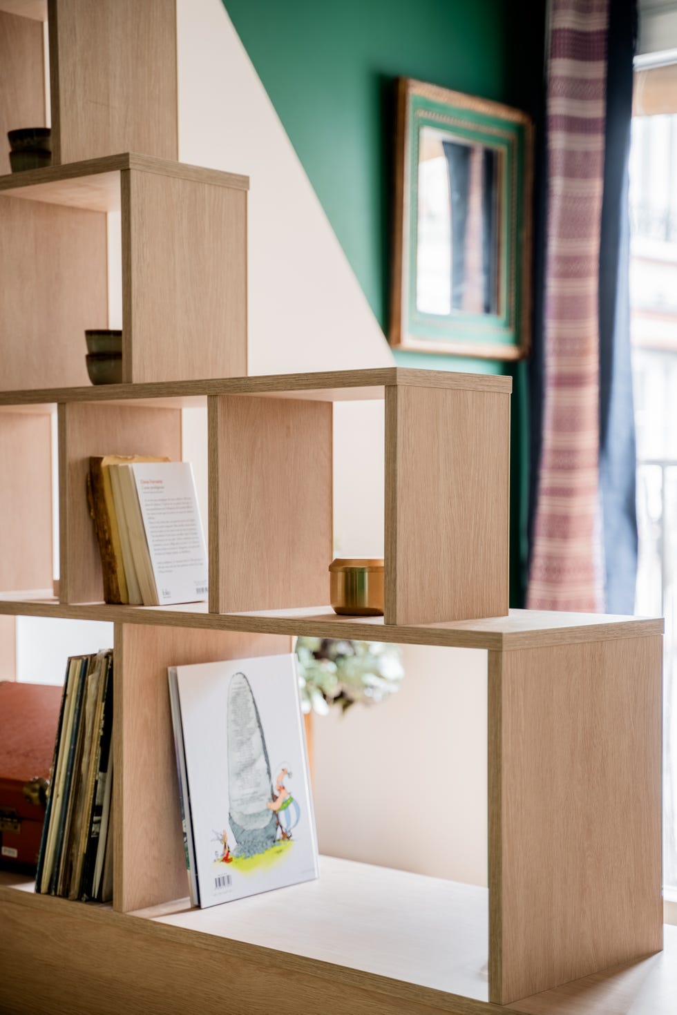 Detalle de la estantería de madera con libros