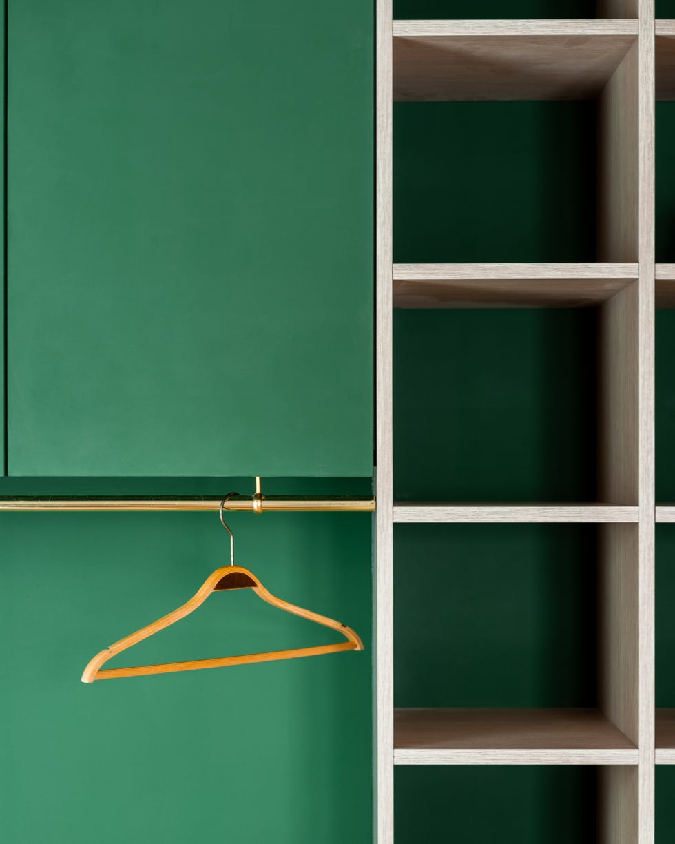 Detalle del armario de madera con fondo de color verde