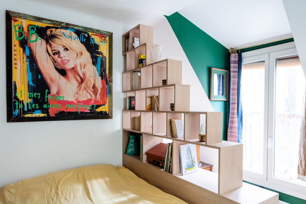 Pared del cabecero decorada con un cuadro de Brigitte Bardot
