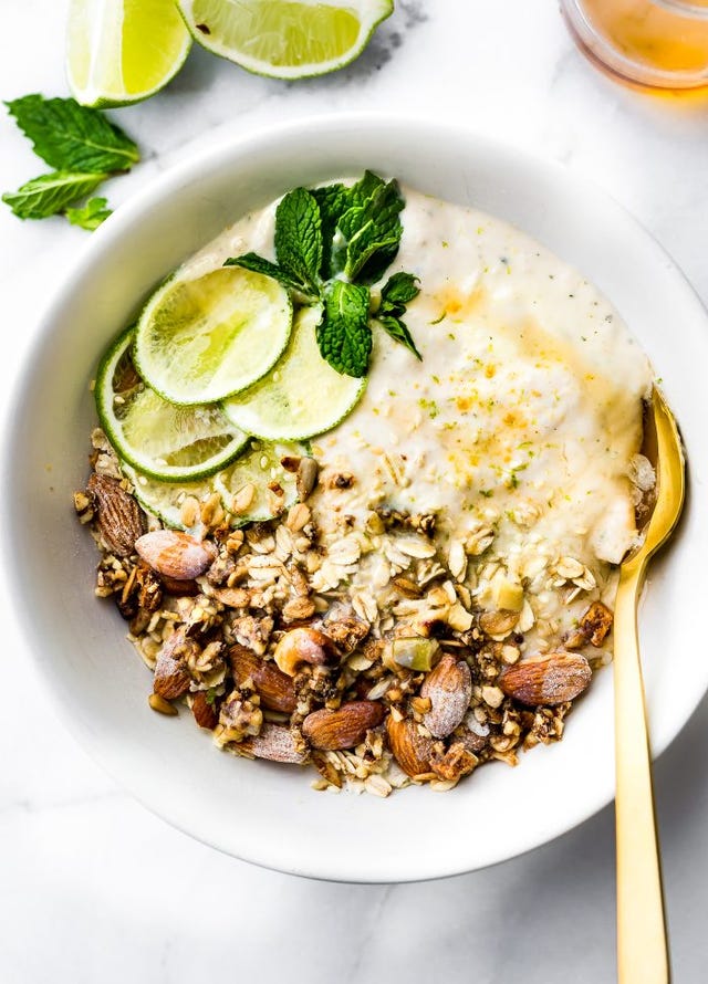 bol de yogurt y muesli con un enérgico toque tropical