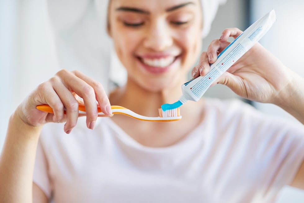 mujer cepillandose los dientes