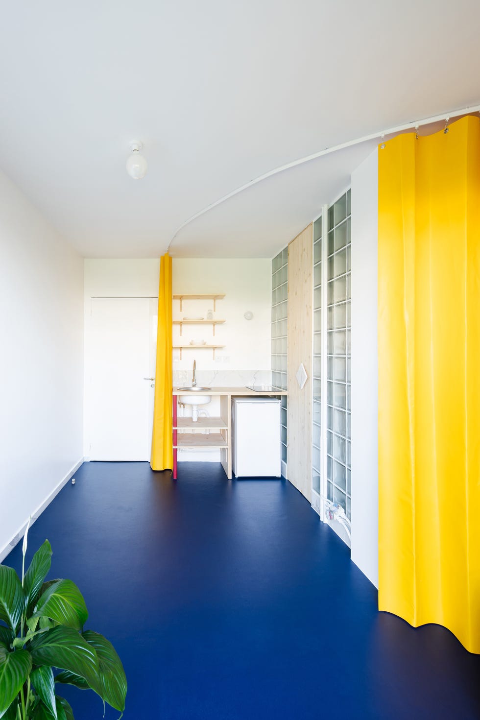 un apartamento de 13 m2 con colores primarios