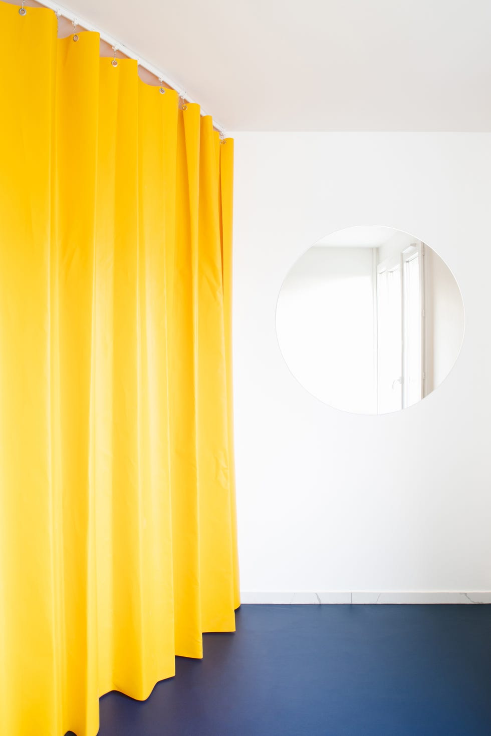 las cortinas dividen este apartamento pequeño de 13 m2