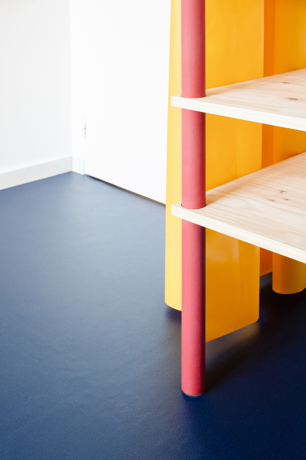 los muebles son minimalistas en este pequeño estudio