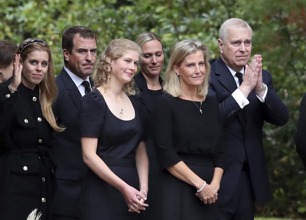 la princesa beatriz, peter phillips, lady louise windsor, zara tindall, sophie condesa de wessex y el príncipe andrew, agradecen al público después de ver las ofrendas florales
