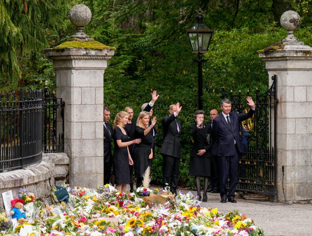 familia real britanica misa reina isabel ii