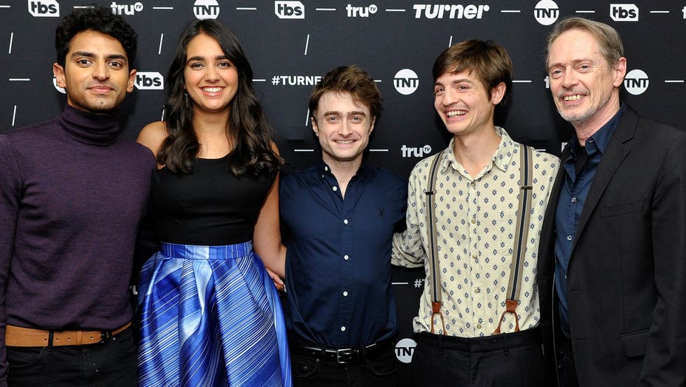 Los actores Karan Soni, Geraldine Viswanathan, Daniel Radcliffe y Steve Buscemi junto a su director en 'Miracle Workers', Simon Rich
