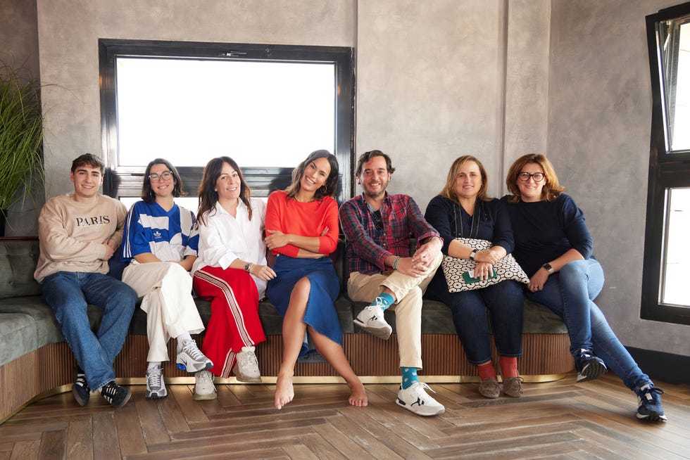 la modelo posa con el equipo de diez minutos