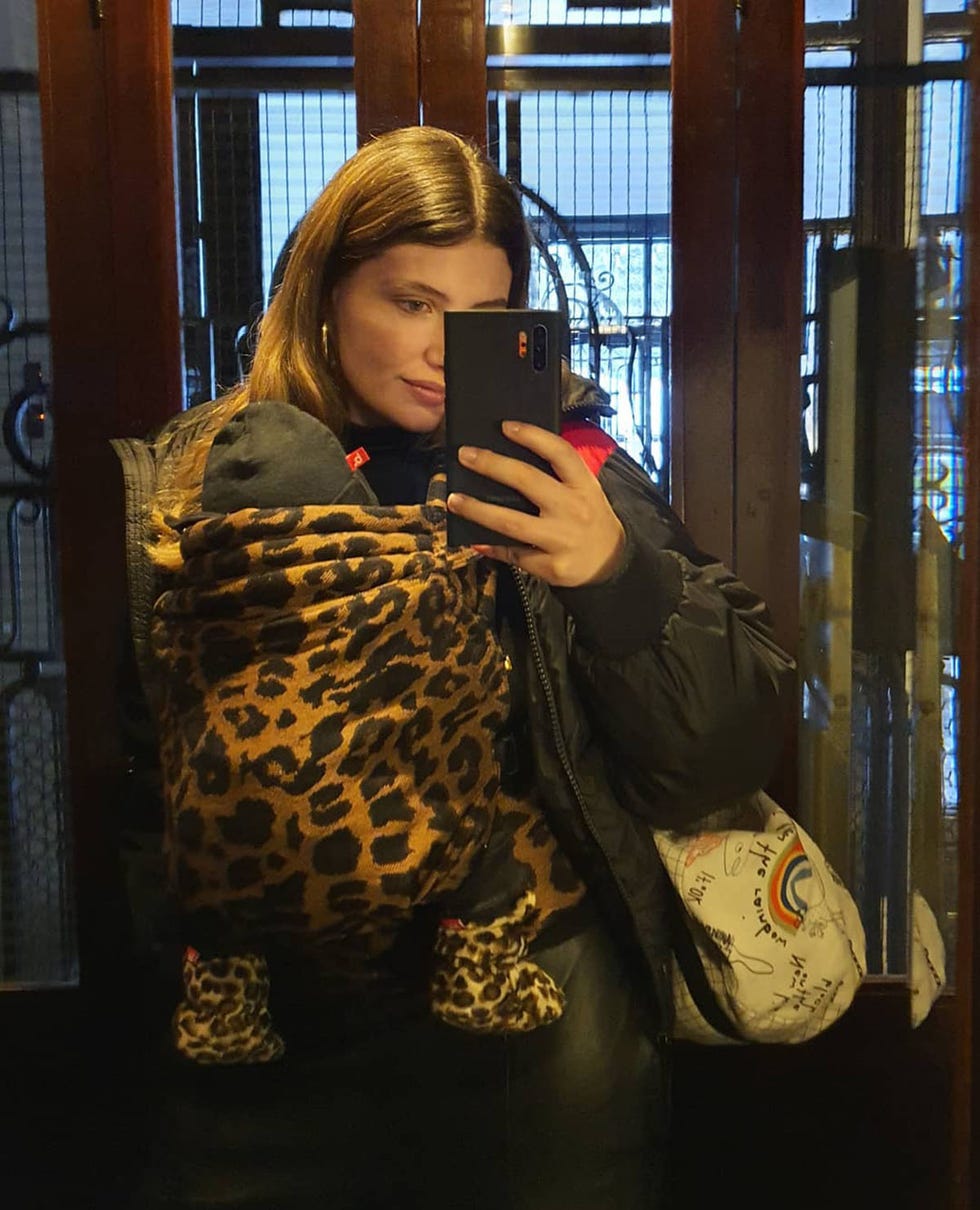 Selfie de Miriam Giovanelli con su hija Renata en una mochila de porteo.
