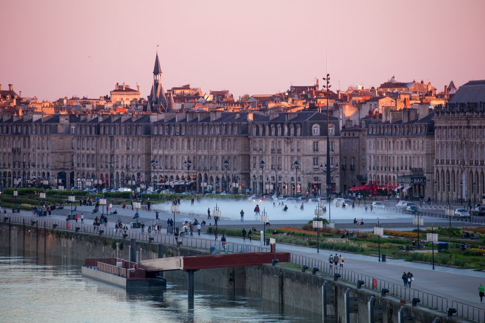 miroir d'eau fountain at place de la bourse