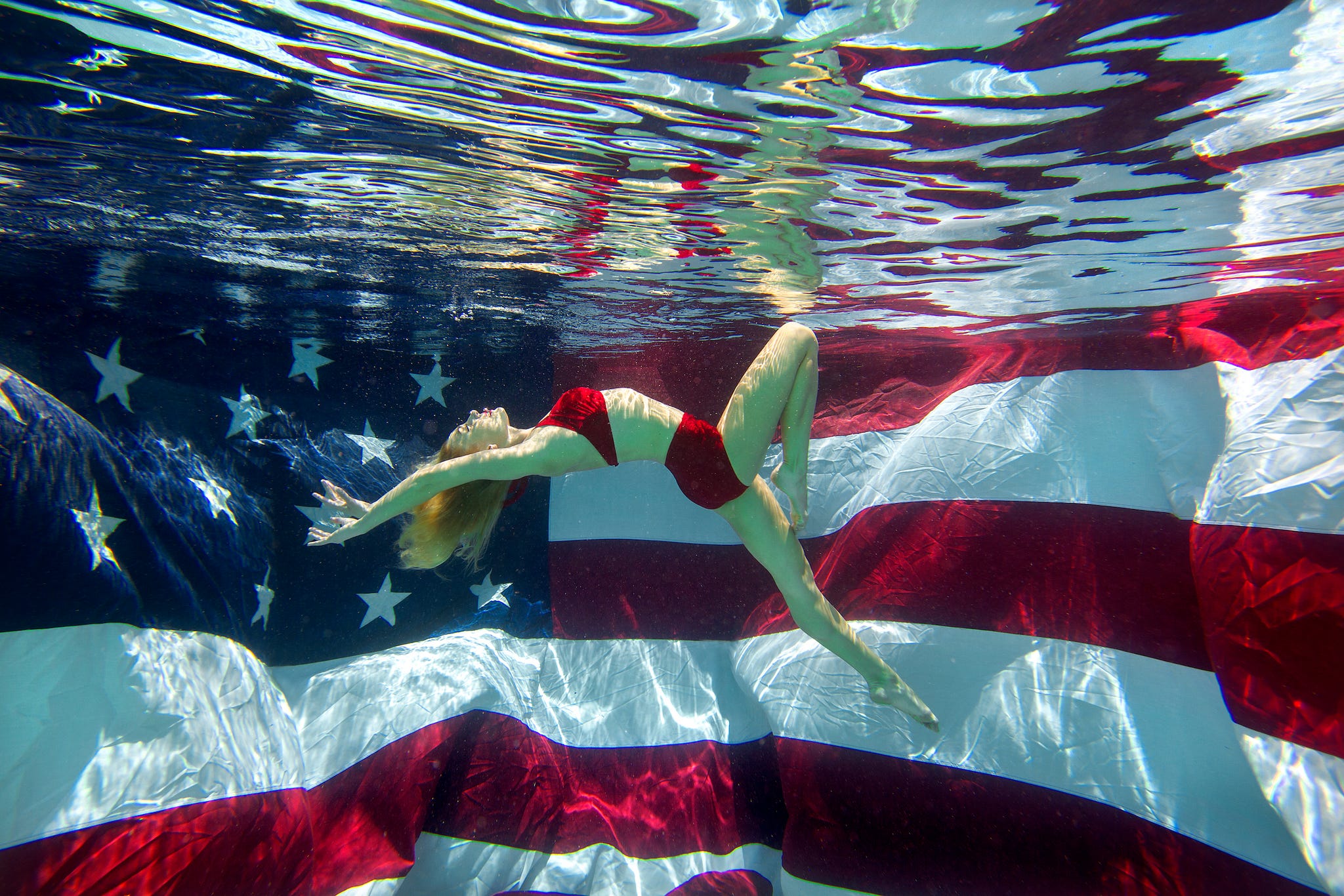 Water, Red, Underwater, Flag, Organism, Plant, Glass, Reflection, Flower, 