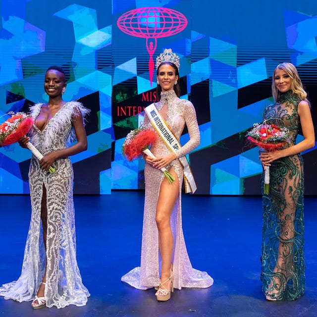 ángela ropero, ganadora de miss international spain 2021, con sus damas de honor