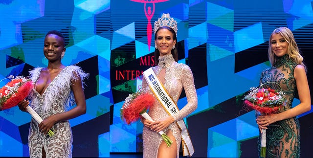 Julianna Ro, ganadora de Miss International Spain ángela ropero, ganadora de miss international spain 2021, con sus damas de honor