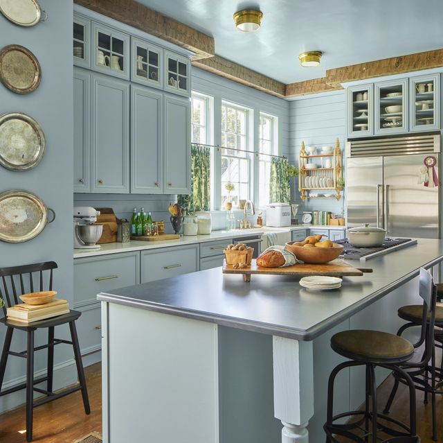 https://hips.hearstapps.com/hmg-prod/images/mississippi-farmhouse-makeover-takeover-kitchen-overall-jpg-1665174137.jpg?crop=0.668xw:1.00xh;0.240xw,0&resize=640:*