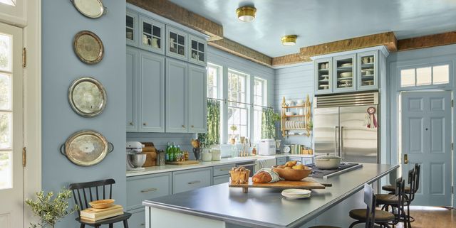 https://hips.hearstapps.com/hmg-prod/images/mississippi-farmhouse-makeover-takeover-kitchen-overall-jpg-1665174137.jpg?crop=1.00xw:0.752xh;0,0.0433xh&resize=640:*