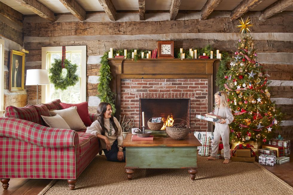 This 1830s Log Cabin Hosts an Idyllic Old-Fashioned Christmas
