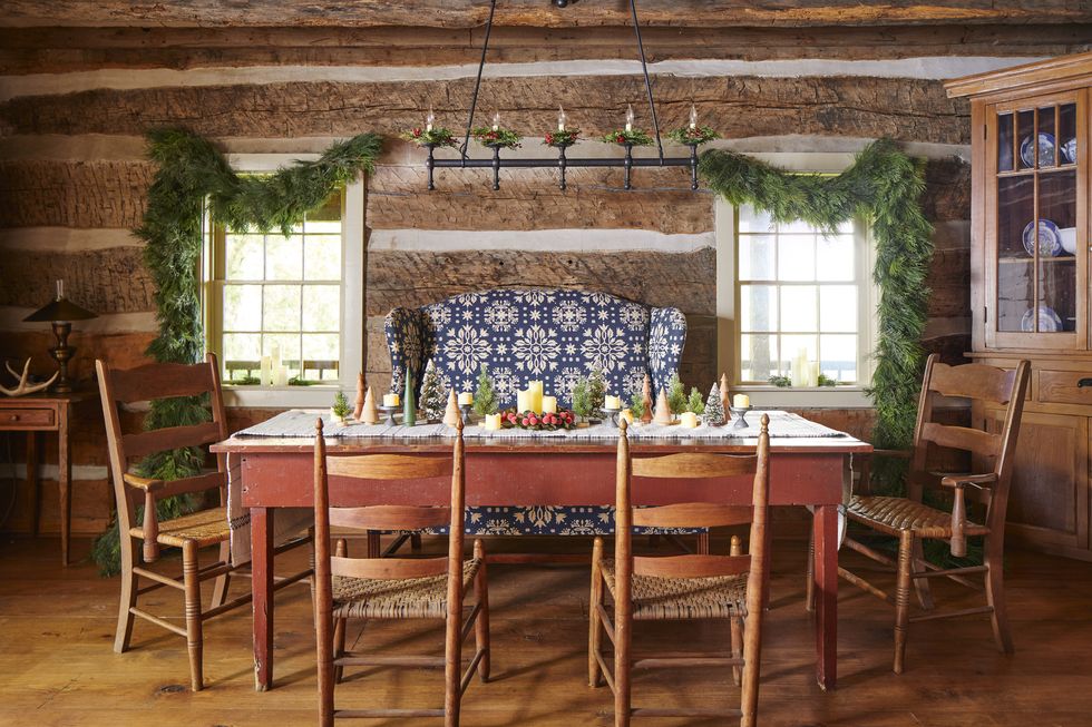 1830s log cabin, old fashioned cabin christmas, dining room, christmas greenery