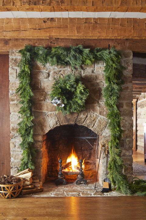 This 1830s Log Cabin Hosts an Idyllic Old-Fashioned Christmas