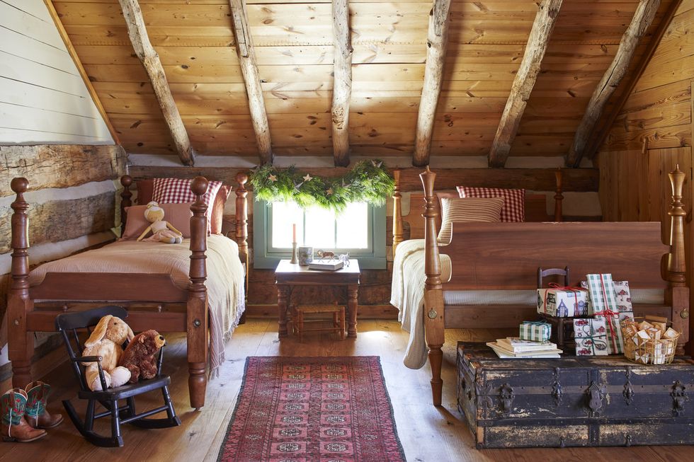 1830s riverwoods cabin, an old fashioned cabin christmas bedroom, cannonball beds