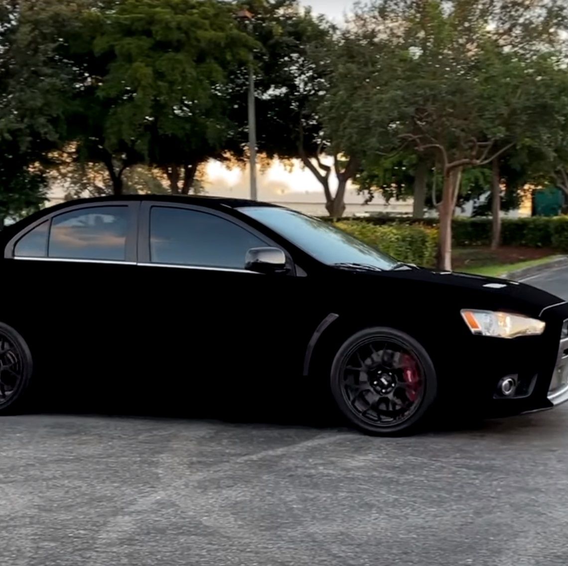 No, no es un efecto gráfico: es un Mitsubishi Lancer Evo X con una pintura  negra pura