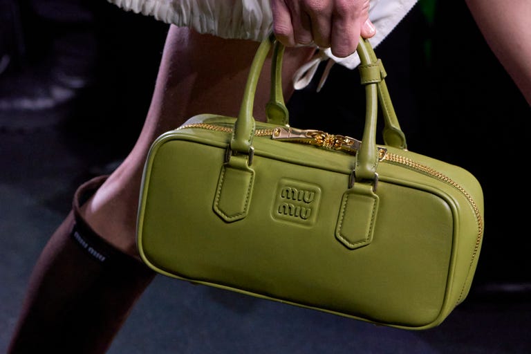 De Miu Miu a Zara el bowling es el bolsos de moda para el invierno 2024