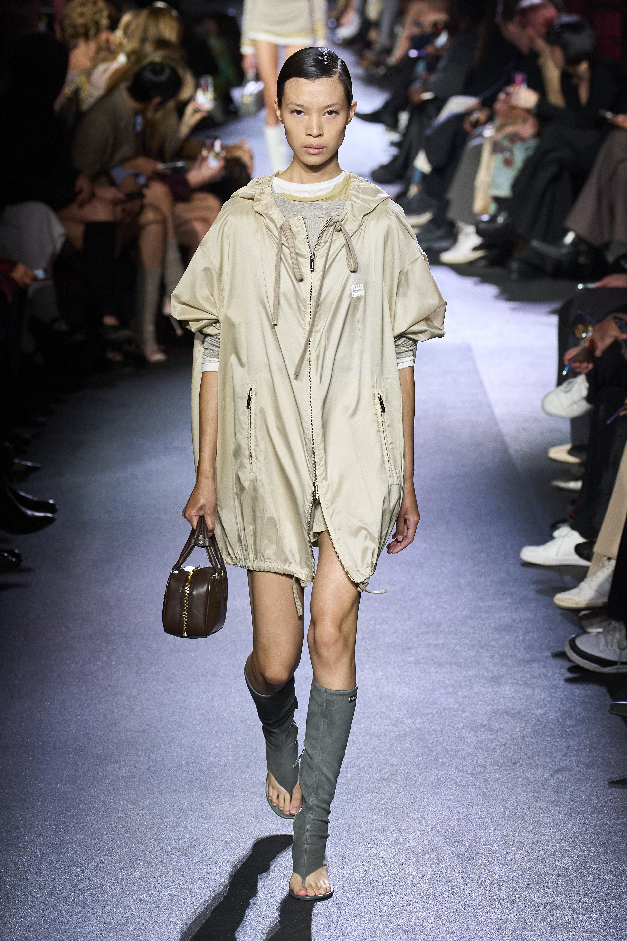 瑠衣 miu miu スタッズ イタリア製 カチューシャ 瑠衣様 専用 miu miu スタッズ イタリア製 カチューシャ - メルカリ