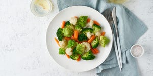 mix of boiled vegetables broccoli carrots cauliflower steamed vegetables for low calorie diet