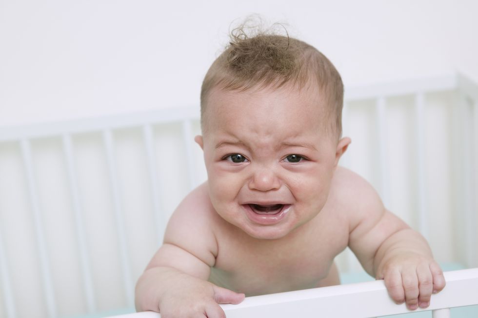 bebé siete meses que llora en la cuna