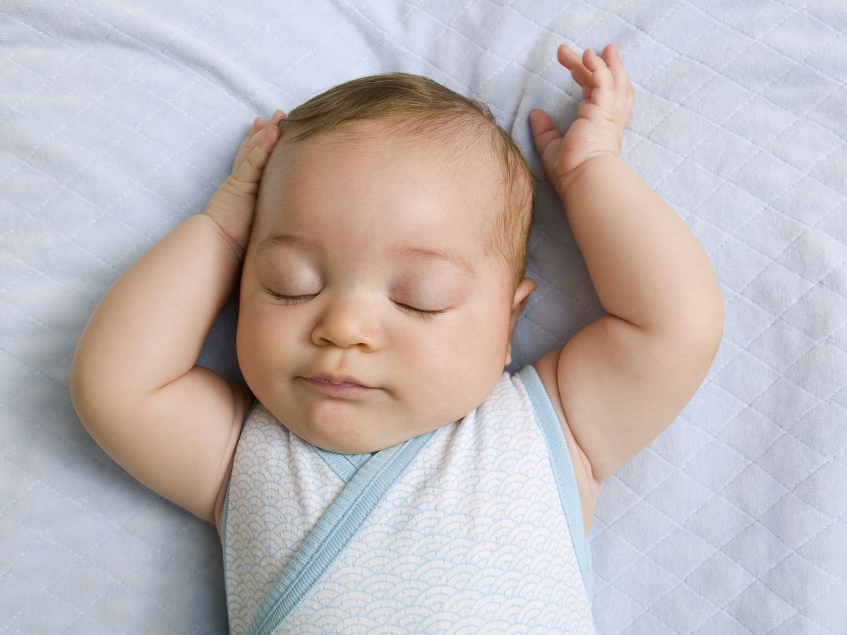 Pequeño bebé recién nacido duerme con chupete, bebé con scin