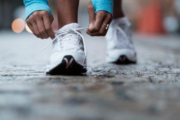 runner tying shoelaces