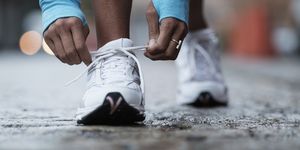 runner tying shoelaces