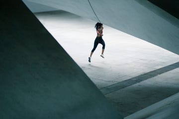 sportieve vrouw met zwarte legging loopt hard