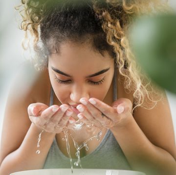 vrouw spettert water in gezicht